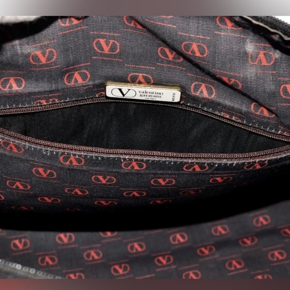 Valentino Garavani: Black Leather Boston Bag - Picture 10 of 12